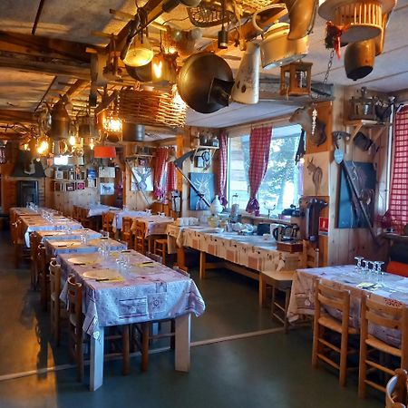 Montlo Relais Des Cerfs Hotell Cubieres Exteriör bild